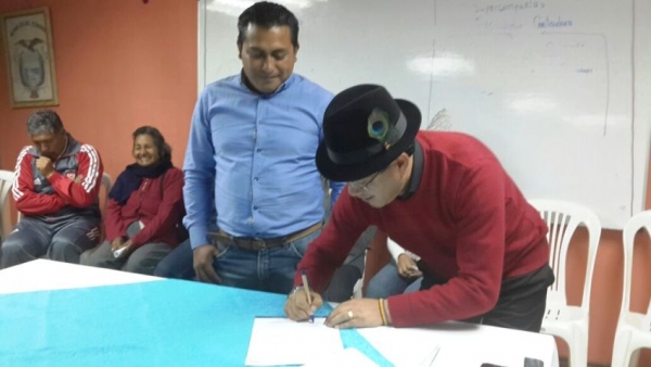 Prefecto firmó contrato de inicio del sistema de riego El Calvario Panzaleo