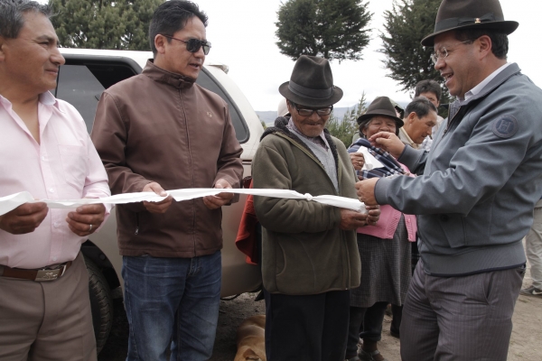 Prefecto entrega materiales de riego en Luto