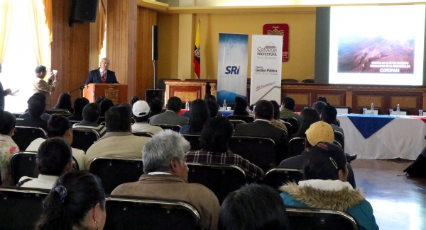 Momentos de la disertación de los panelistas