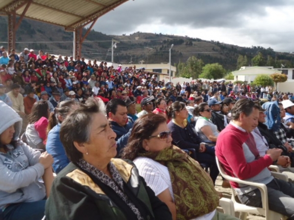 beneficiarios que se dieron cita en la firma del contrato.