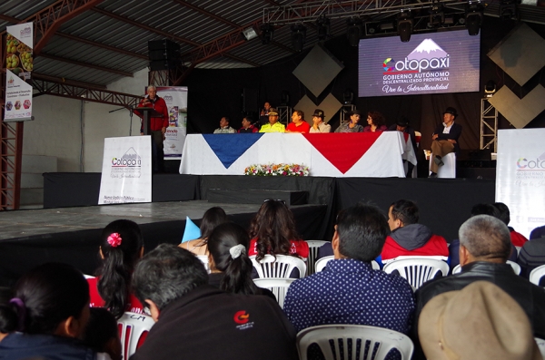 Chunka ishkay waranka yallik ayllukuna chayarkami II feria de la productividad Cotopaxi Vive 2017 llankaykunaman.