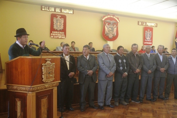Prefecto de Cotopaxi felicitando a los trabajdores
